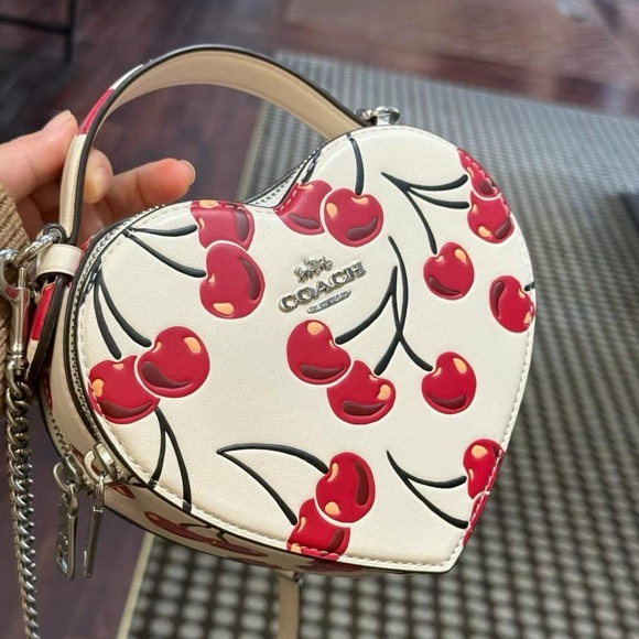 NWT！COACH HEART CROSSBODY BAG WITH CHERRY PRINT - Picture 1 of 8